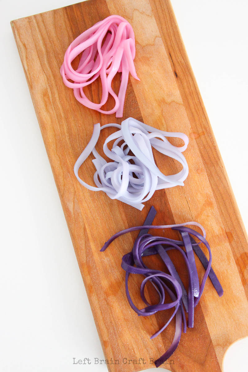 Magical color changing unicorn noodles use a bit of science to create their gorgeous pink and purple colors.